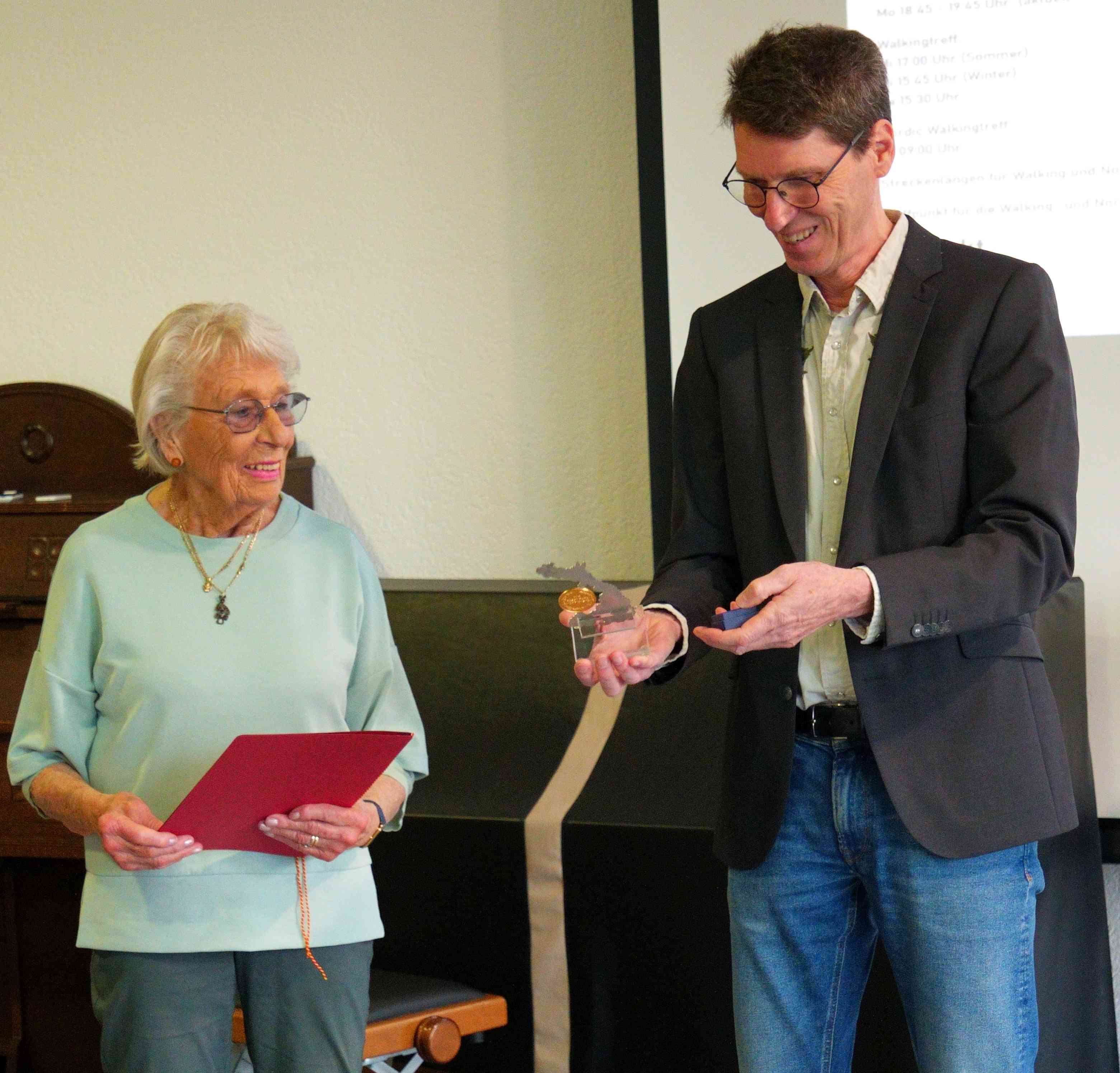 1. Vorsitzender Michael Hagelstein überreicht Ursula Rattke die Goldene Verdienstplakette des Badischen Turnerbundes