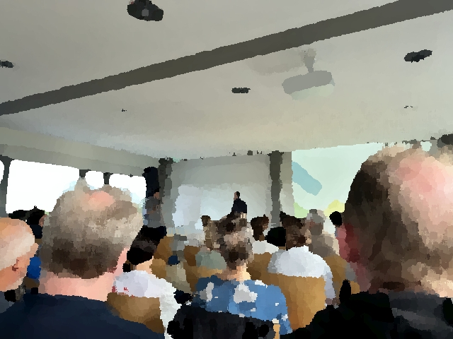 Zuhörer folgen einem Vortrag auf der Mitgliederversammlung